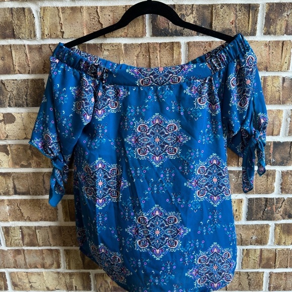 Renee C. Blue and White Relaxed Blouse with 3/4 Sleeves - Picture 4 of 6